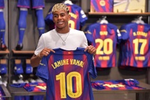 Barcelona trao áo số 10 cho Lamine Yamal, ký hợp đồng tới năm 2031