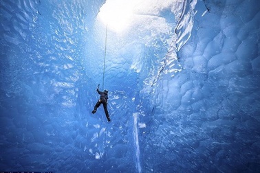 Khám phá vẻ đẹp huyền ảo của khe nứt lớn trong dòng sông băng