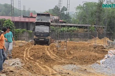Mẹ con chị Lan vỡ òa hạnh phúc khi bạn đọc giúp xây mái ấm mới