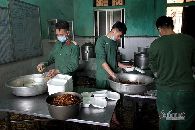 Tất bật nấu hàng trăm suất cơm trong khu cách ly ở Lạng Sơn - Ảnh 6.