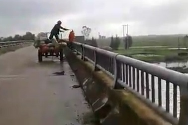 Người đàn ông ngang nhiên ném cả công nông rác xuống sông