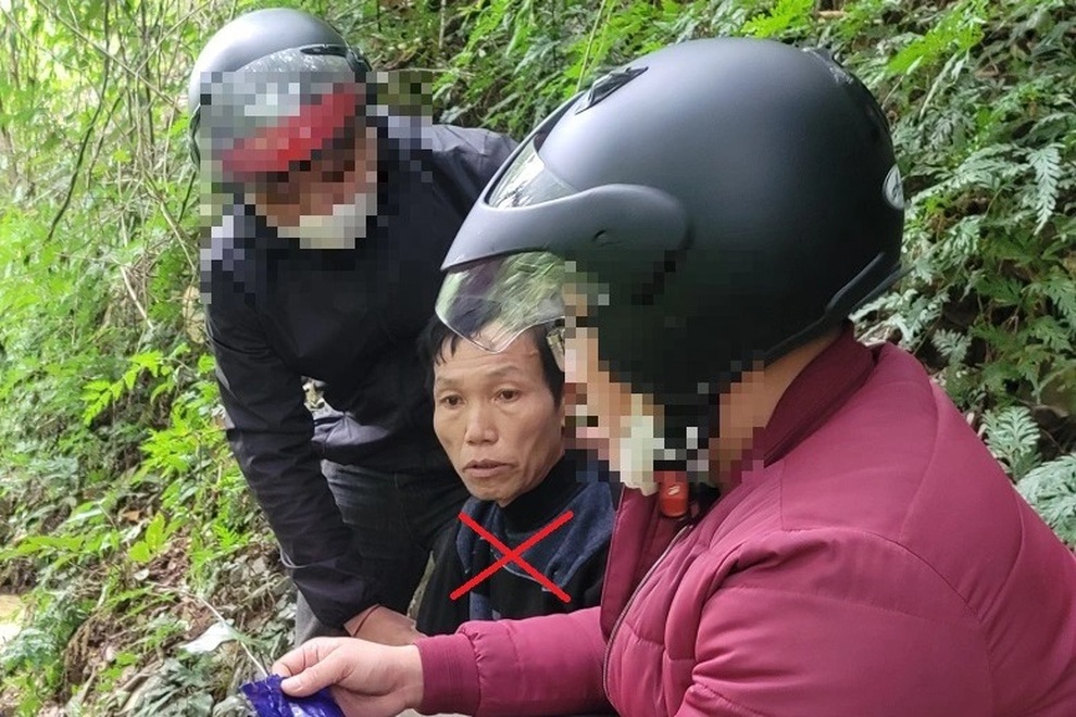 Mang ma túy đi buôn, vác dao chống trả cảnh sát khi bị vây bắt - 1 Mang ma túy đi buôn, vác dao chống trả cảnh sát khi bị vây bắt - 1