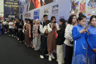 Hàng trăm bạn trẻ xếp hàng đợi chụp ảnh miễn phí ở Hội chợ mùa thu