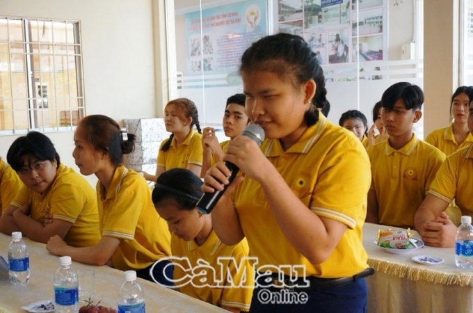 Em Ngọc Quỳnh, Trung tâm Hỗ trợ phát triển giáo dục hòa nhập tỉnh bày tỏ nguyện vọng được học hát, học đàn và có việc làm sau khi rời trung tâm về với gia đình. Ảnh baocamau.com.vn