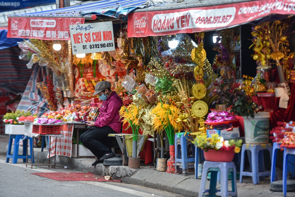 Người dân đứng vái vọng từ xa, tiểu thương ngồi ế khách tại Phủ Tây Hồ - 3 Người dân đứng vái vọng từ xa, tiểu thương ngồi ế khách tại Phủ Tây Hồ - 3