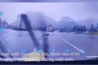 Khoảnh khắc cô gái đi xe máy dưới mưa suýt bị sét đánh trúng