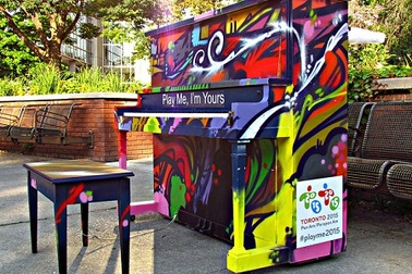 Điều kỳ diệu từ cây đàn dương cầm đặt trên hè phố