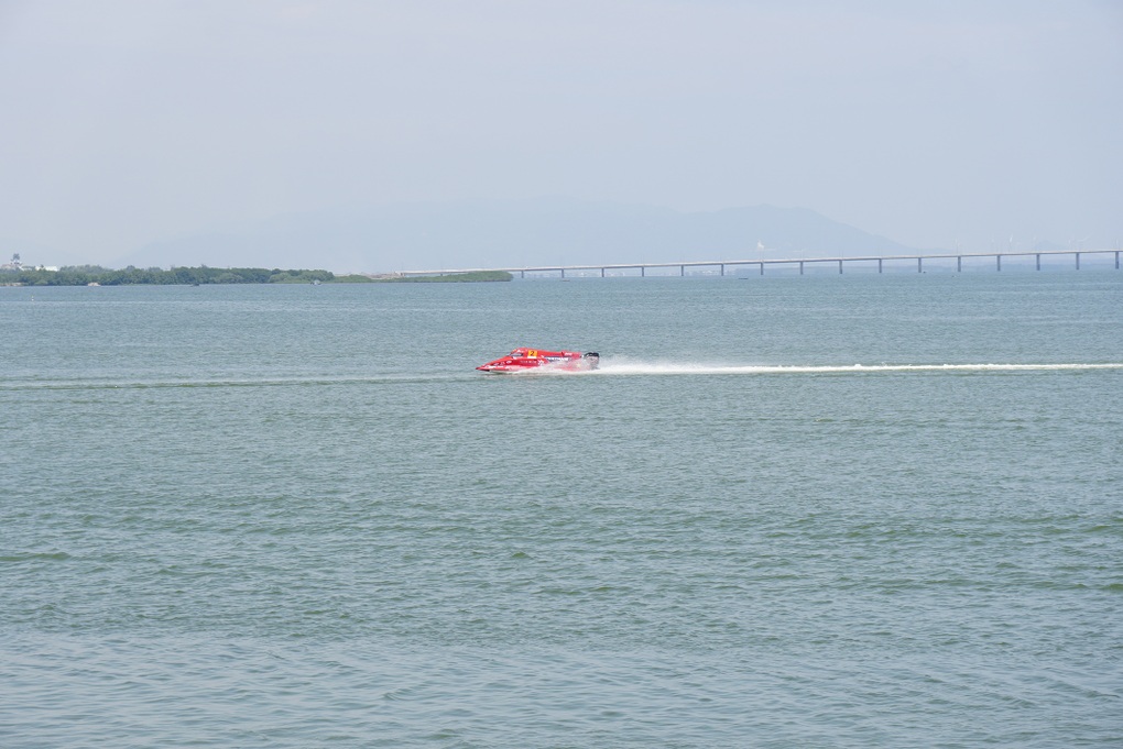 Cận cảnh siêu thuyền đua có thể đạt tốc độ lên 100 km/h chỉ trong 2 giây - 9 Cận cảnh siêu thuyền đua có thể đạt tốc độ lên 100 km/h chỉ trong 2 giây - 9