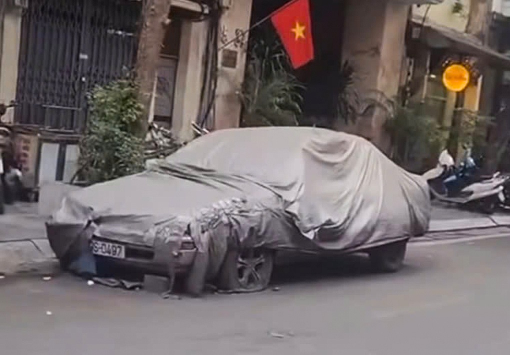 Cẩu, kéo chiếc ô tô phủ bạt, nằm lì suốt nhiều năm trên phố Bát Sứ - 1 Cẩu, kéo chiếc ô tô phủ bạt, nằm lì suốt nhiều năm trên phố Bát Sứ - 1