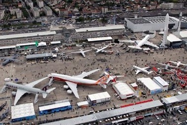 Máy bay “khoe sắc” trong triển lãm hàng không Paris