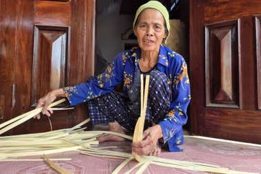 Làm tranh thủ với "nghề vàng son một thời", nông dân rủng rỉnh tiền