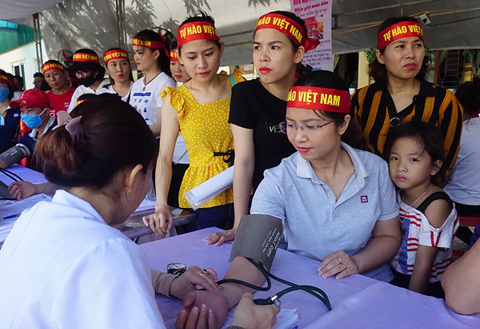 Vừa tan ca 3, công nhân đi hiến máu cứu người - 1 Vừa tan ca 3, công nhân đi hiến máu cứu người - 1