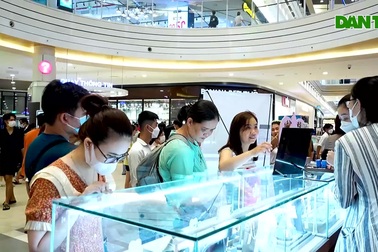 Nhiều cửa hàng trang sức tại TPHCM đông khách dịp lễ Valentine