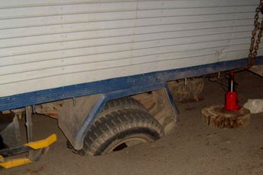 Xe tải sụp cống thi công, gây kẹt xe nghiêm trọng