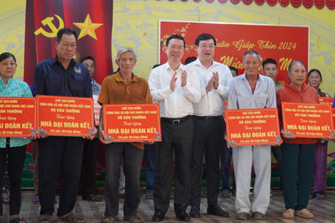 Chủ tịch nước chúc Tết người dân vùng biên, cán bộ chiến sĩ tỉnh Đồng Tháp