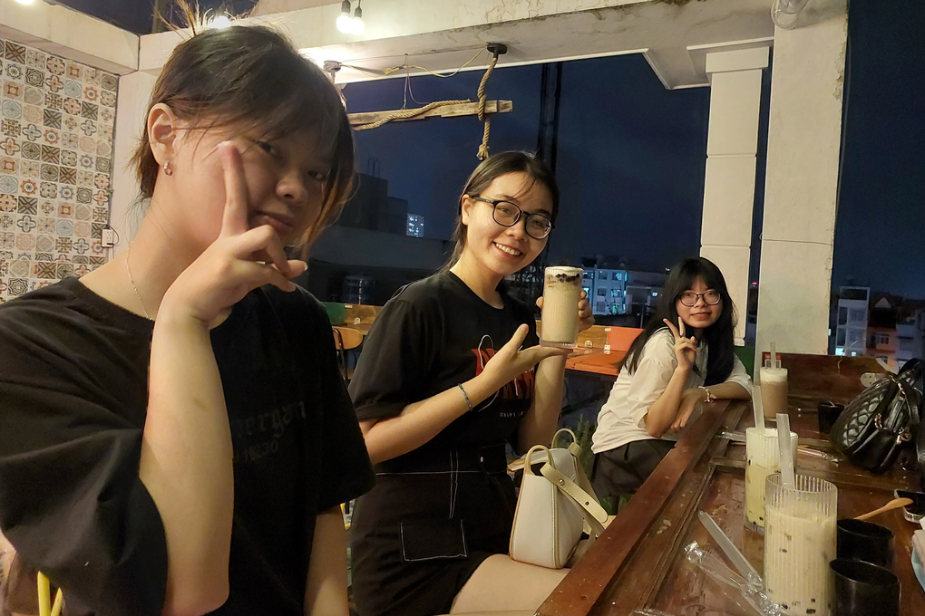 Bán đất của mẹ để khởi nghiệp, hốt bạc nhờ trà sữa từ... tôm nướng - 1 Bán đất của mẹ để khởi nghiệp, hốt bạc nhờ trà sữa từ... tôm nướng - 1