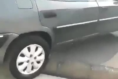 Tài xế với kỹ năng điều khiển xe điêu luyện, đưa xe qua mương nước một cách tài tình