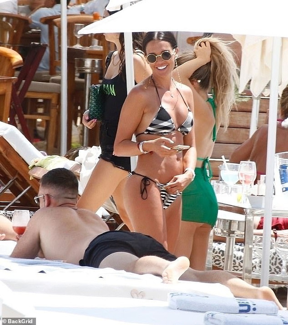 Alessandra Ambrosio gợi cảm chơi bóng chuyền trên biển - 5 Alessandra Ambrosio gợi cảm chơi bóng chuyền trên biển - 5