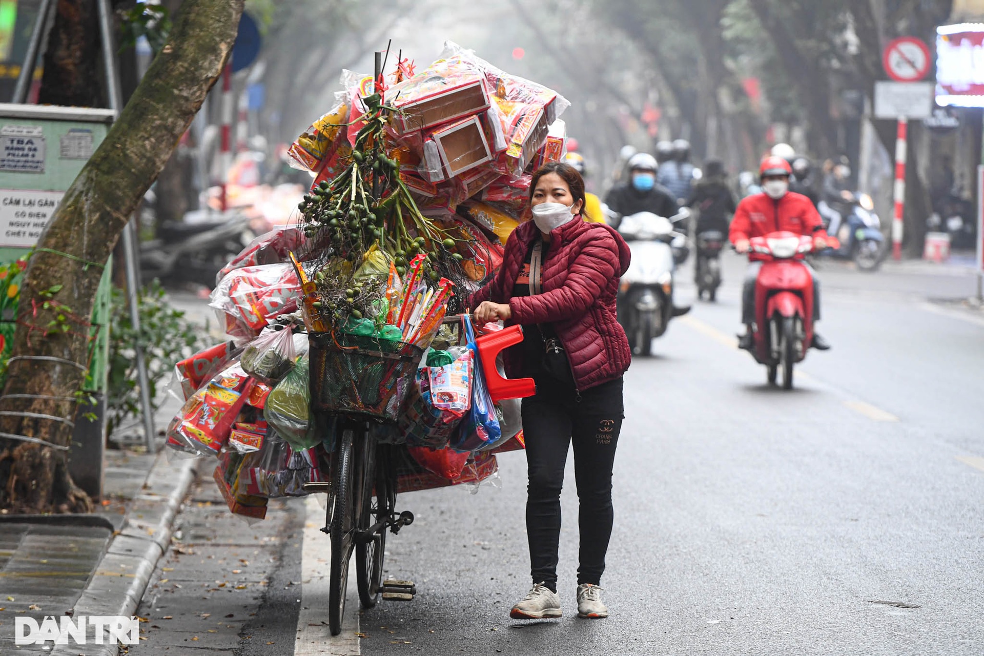 Người Hà Nội tấp nập chuẩn bị đồ lễ trước ngày tiễn ông Táo về trời - 6 Người Hà Nội tấp nập chuẩn bị đồ lễ trước ngày tiễn ông Táo về trời - 6