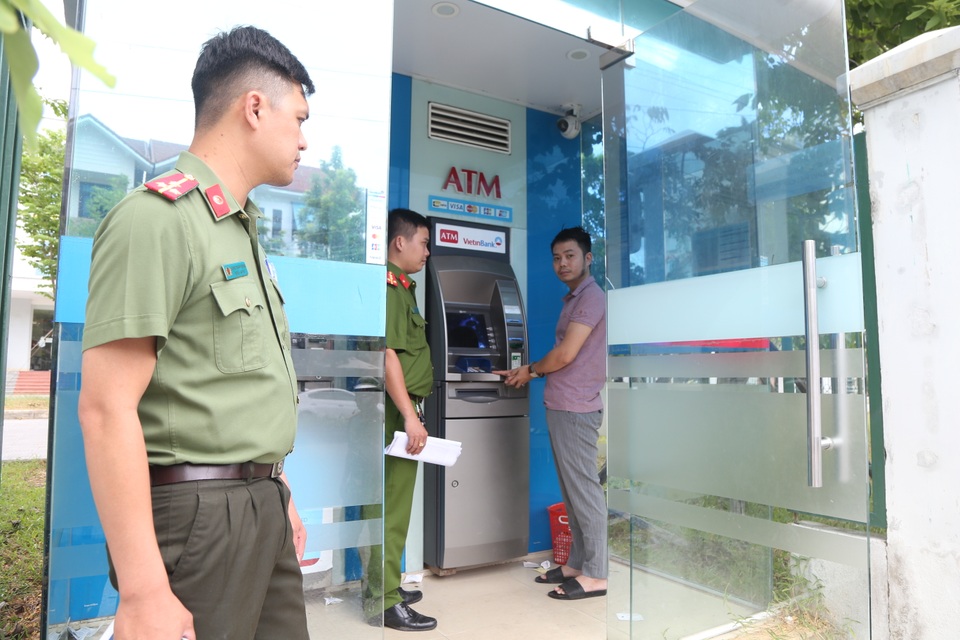 Đường dây lừa đảo công nghệ cao lừa chiếm hơn 100 tỷ đồng - 4 Đường dây lừa đảo công nghệ cao lừa chiếm hơn 100 tỷ đồng - 4