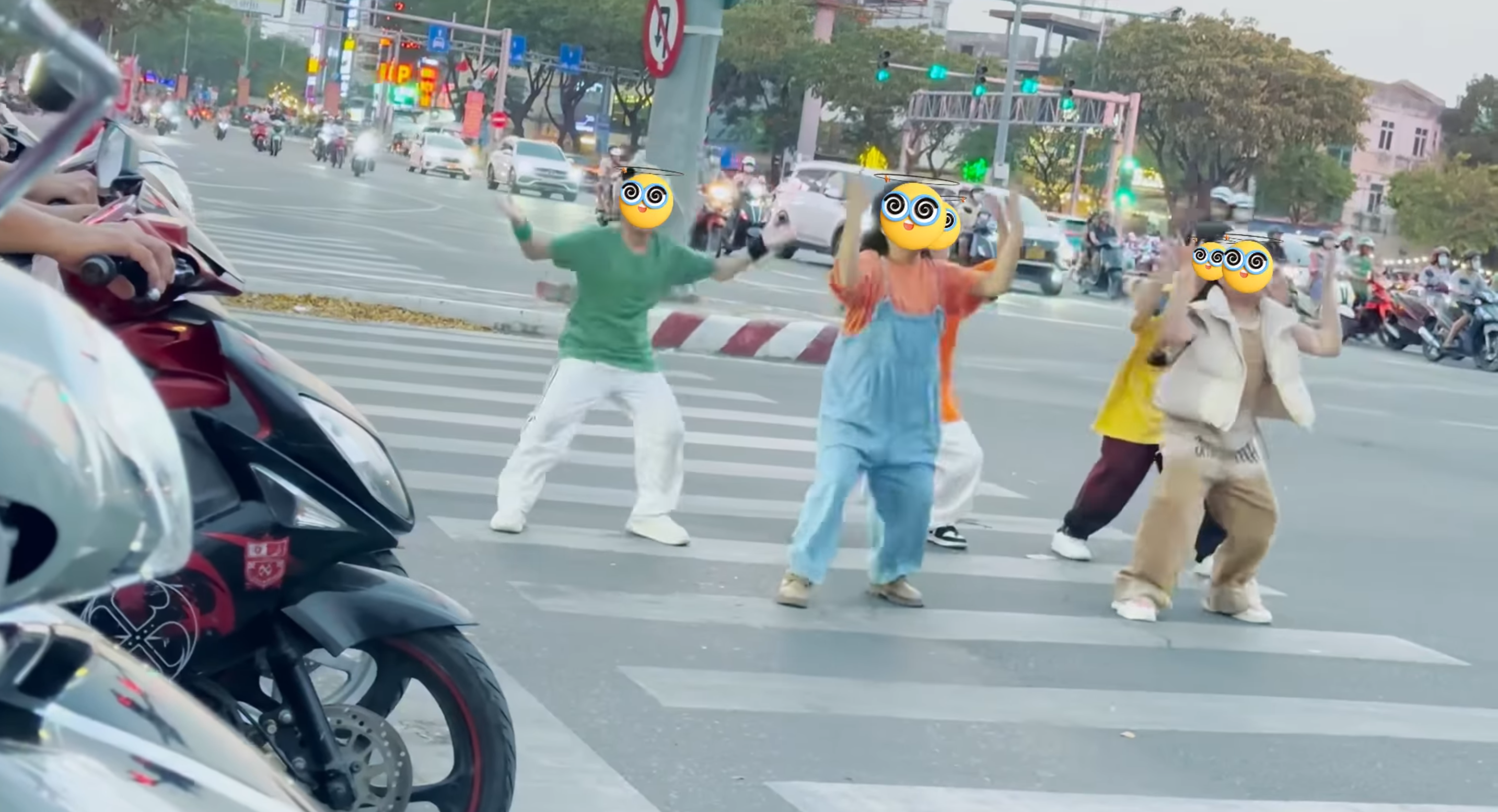 Clip "những đứa trẻ nhảy múa giữa đường tại Đà Nẵng" gây tranh cãi tuần qua