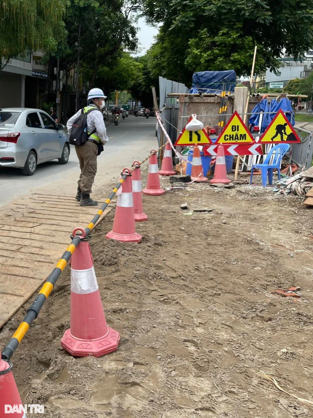 San lấp đoạn đường sụt lún ven sông Tô Lịch - 3 San lấp đoạn đường sụt lún ven sông Tô Lịch - 3