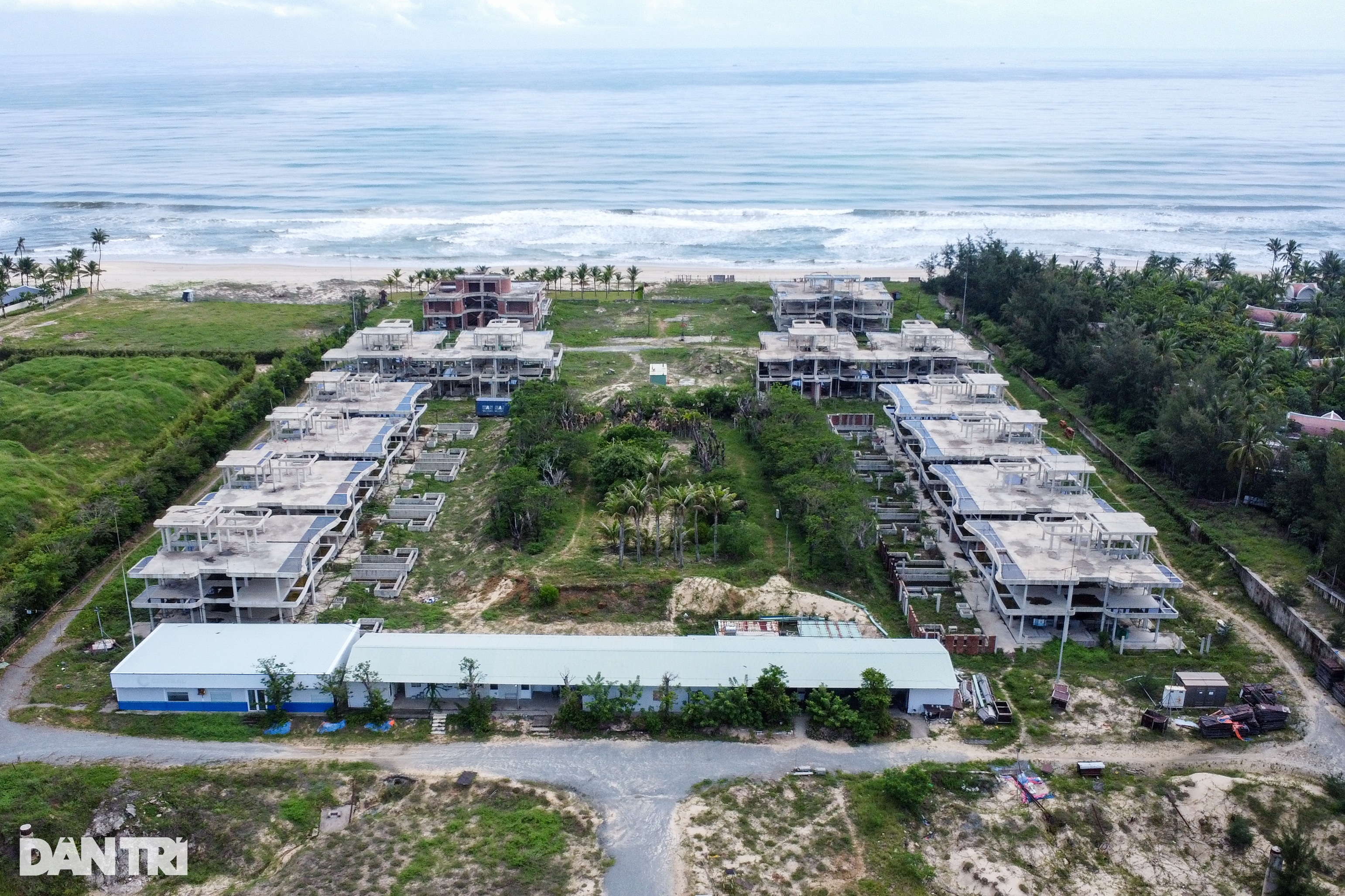 View - Bê tông trơ khung sắt, cỏ um tùm ở khu du lịch ven biển Đà Nẵng | Báo Dân trí