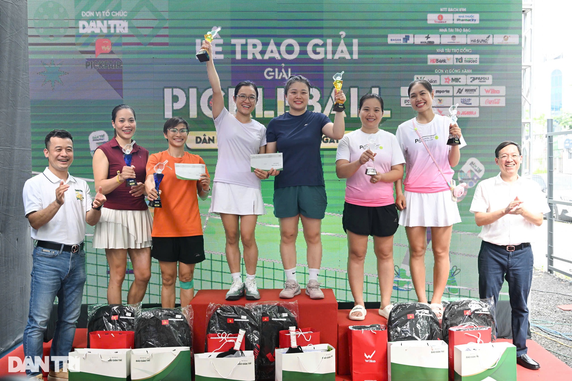 Cảm xúc ăn mừng thăng hoa, đôi công kịch tính trong giải pickleball Dân trí - 7