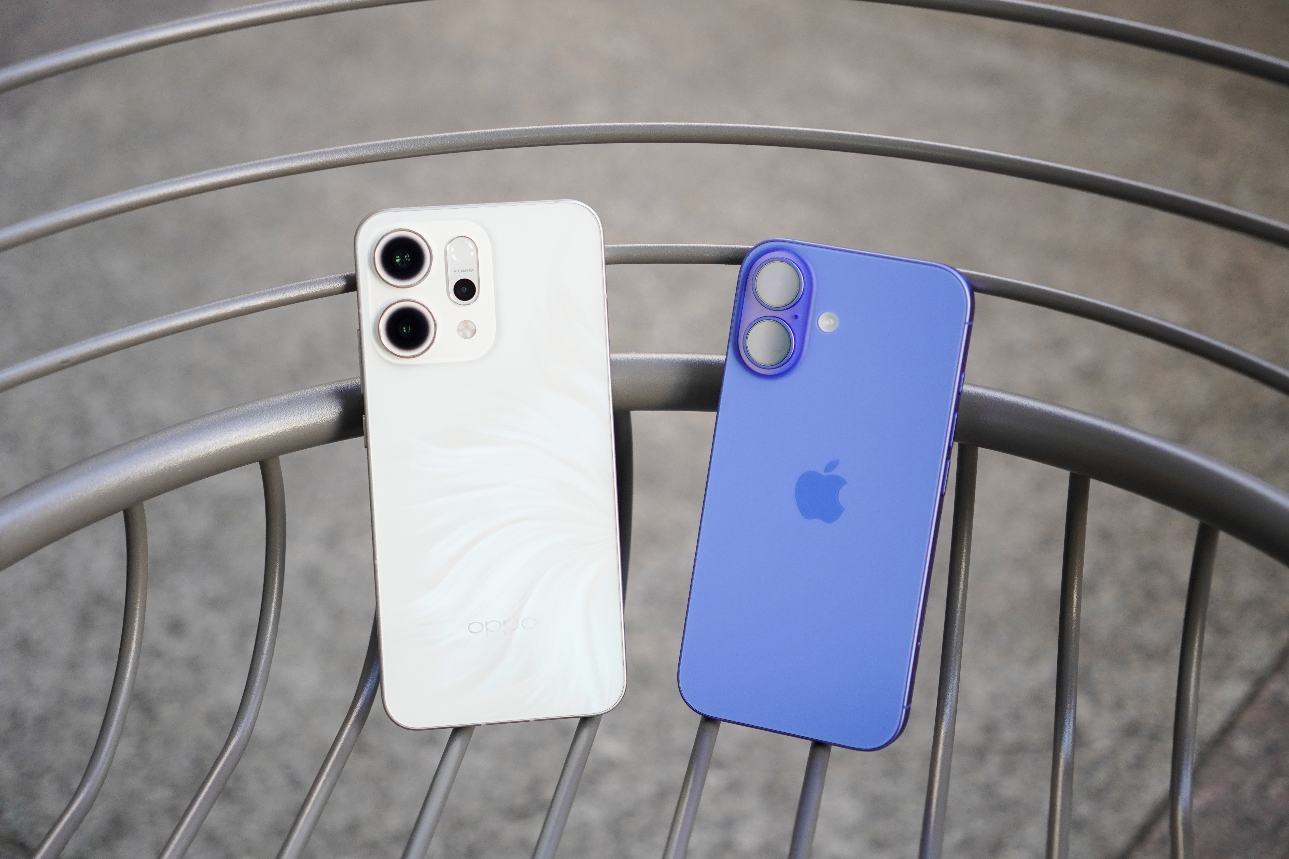 Oppo Reno14 5G đối đầu iPhone 16: Camera AI hay hệ sinh thái mạnh mẽ?