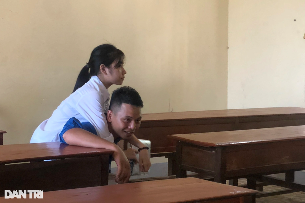 Thí sinh xương thủy tinh được Bí thư Đoàn xã cõng vào điểm thi - 4 Thí sinh xương thủy tinh được Bí thư Đoàn xã cõng vào điểm thi - 4