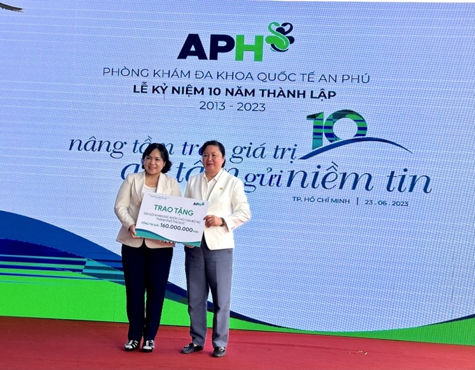 Phòng khám An Phú cũng tiến hành trao tặng 100 gói khám sức khỏe cho Cán bộ nữ Thành phố Thủ Đức với tổng giá trị 160 triệu đồng.
