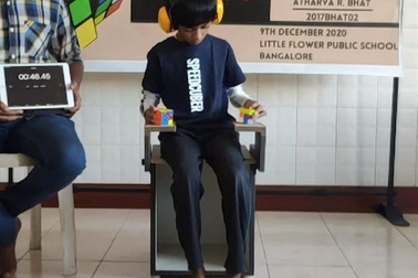 Bé 8 tuổi giải 3 khối rubik một lúc bằng cả tay chân, lập kỷ lục thế giới