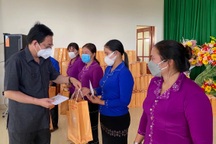 Bí thư Tỉnh ủy Bình Định tặng quà Tết đồng bào khó khăn