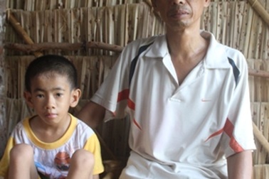 Xót thương 2 cha con sắp chết bên căn nhà rách nát