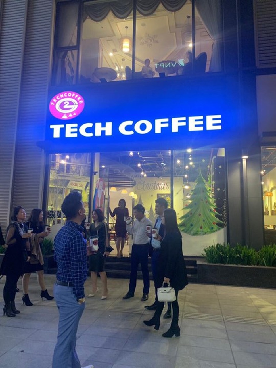 Cái “bắt tay” đầy hứa hẹn của Tech Coffee và doanh nhân Thụy Sĩ, thương hiệu Việt tiếp tục tiến bước vào trời Âu - 4 Cái “bắt tay” đầy hứa hẹn của Tech Coffee và doanh nhân Thụy Sĩ, thương hiệu Việt tiếp tục tiến bước vào trời Âu - 4