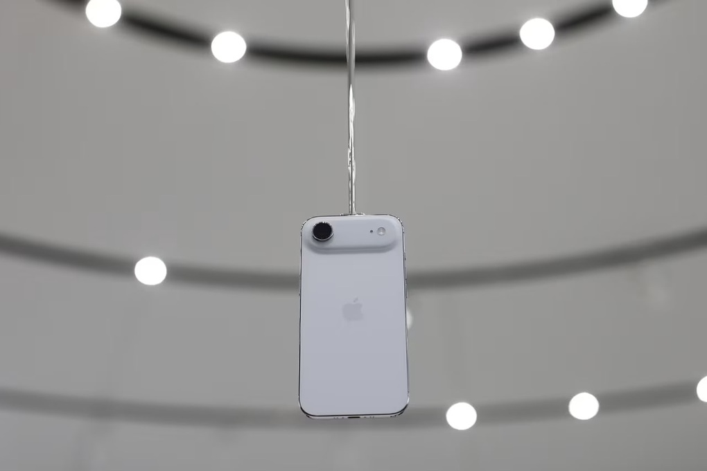 Trên tay iPhone Air siêu mỏng và iPhone 17 Pro thiết kế mới - 7 Trên tay iPhone Air siêu mỏng và iPhone 17 Pro thiết kế mới - 7