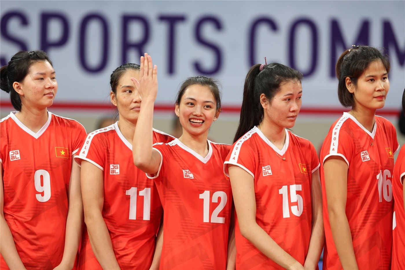 Chuyền hai xinh đẹp Thu Hoài bất ngờ được bóng chuyền thế giới ngợi ca - 6