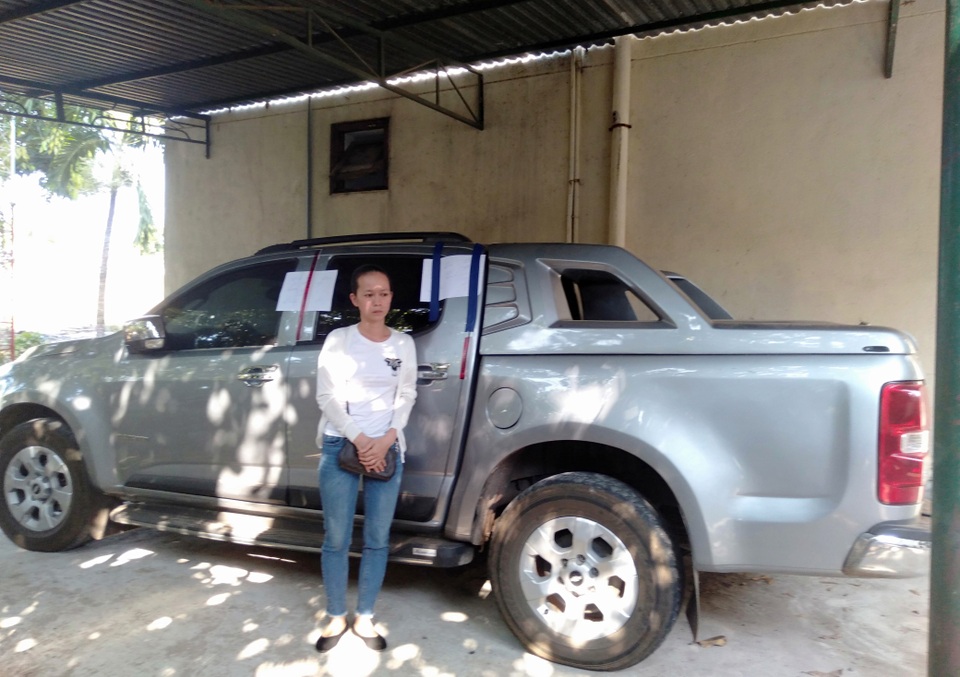 Dùng ô tô “xịn” để vận chuyển gần 19.000 bao thuốc lá “lậu” - 1 Dùng ô tô “xịn” để vận chuyển gần 19.000 bao thuốc lá “lậu” - 1