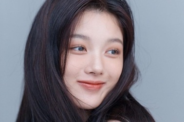 “Em gái quốc dân” Kim Yoo Jung đẹp rực rỡ và tự nhiên