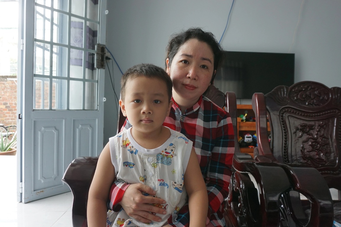 Bạn đọc Dân trí giúp người mẹ nuôi 2 bị con ung thư hơn 340 triệu đồng - 2 Bạn đọc Dân trí giúp người mẹ nuôi 2 bị con ung thư hơn 340 triệu đồng - 2