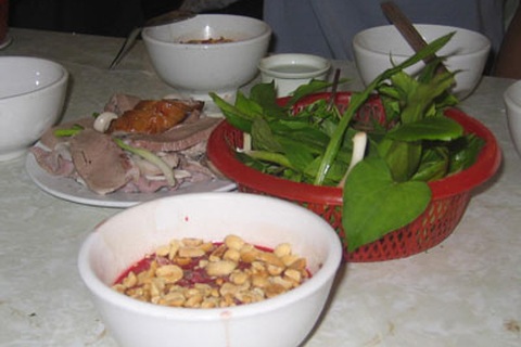 Mắc tả sau ăn cháo thịt băm với tiết lợn