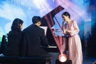 Con trai 17 tuổi của Hà Kiều Anh gây chú ý khi đệm đàn cho diva Hồng Nhung