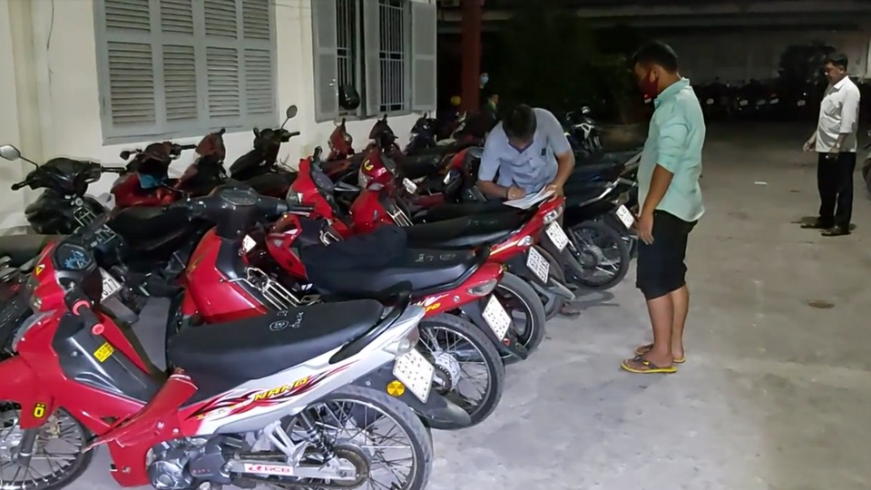 Thiếu tá CSGT bị quái xế tông gãy chân khi chặn nhóm đua xe - 2 Thiếu tá CSGT bị quái xế tông gãy chân khi chặn nhóm đua xe - 2