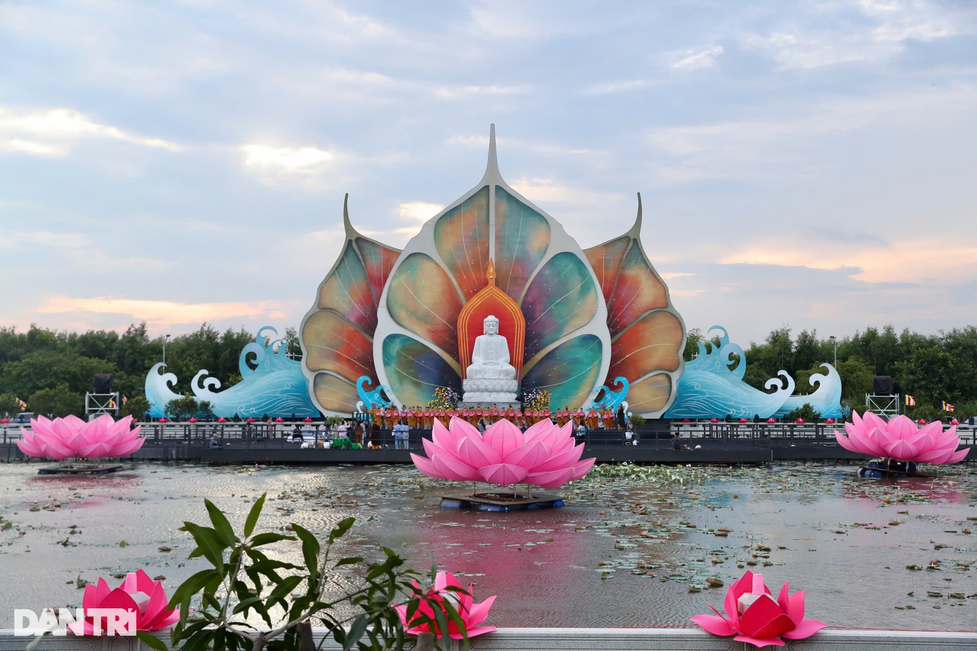 Cận cảnh nơi chiêm bái xá lợi Đức Phật và khai mạc Đại lễ Vesak 2025 - 7 Cận cảnh nơi chiêm bái xá lợi Đức Phật và khai mạc Đại lễ Vesak 2025 - 7
