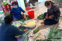 Chiều 30 Tết, công nhân Bình Dương đón Tết "xa để gần"