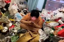 Cô gái thản nhiên chơi điện thoại ở phòng trọ hôi thối, rác chất thành núi