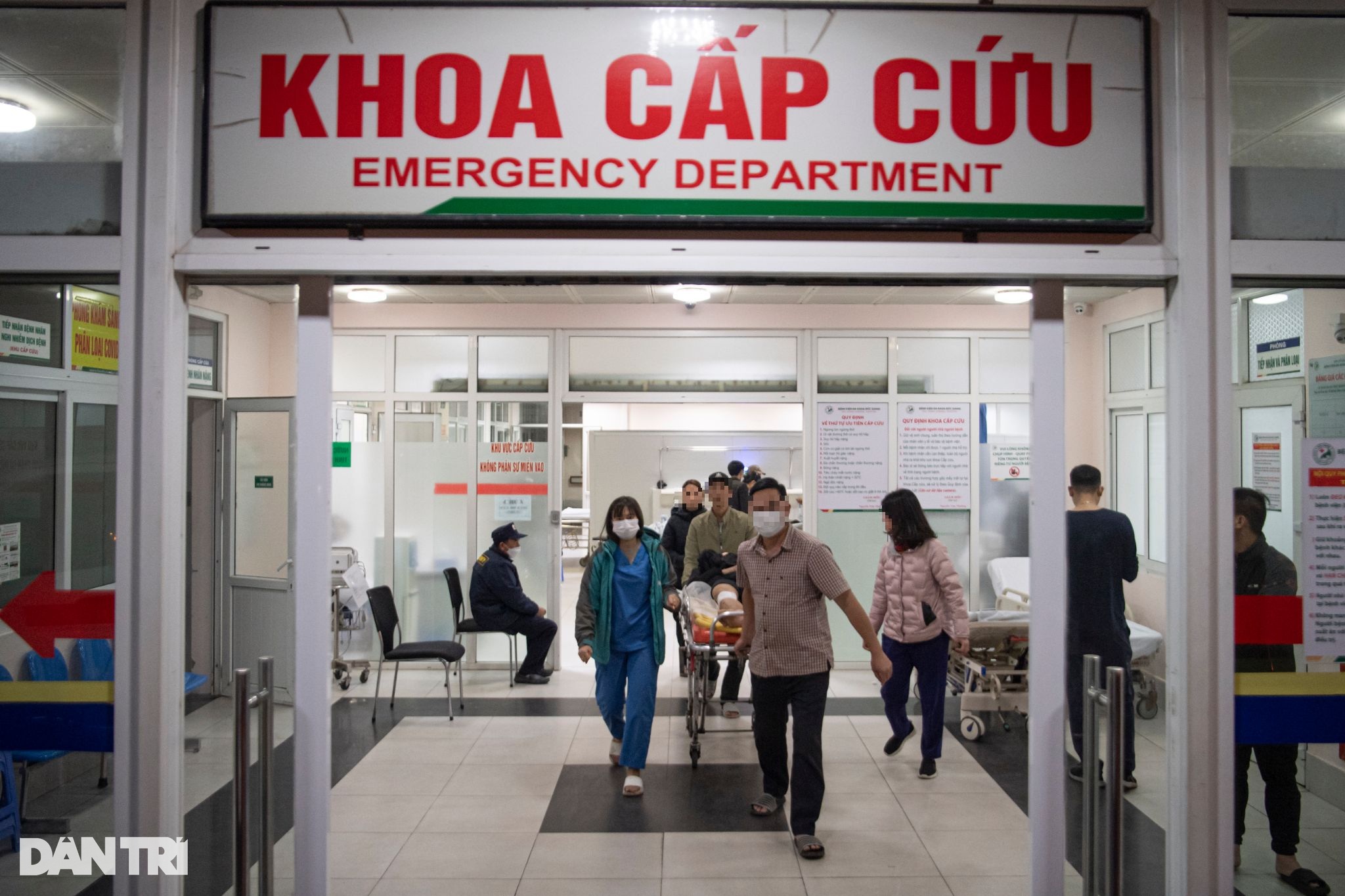 Đêm trắng cấp cứu: Chân không nghỉ, đèn không tắt trên đường đua sinh mệnh - 14 Đêm trắng cấp cứu: Chân không nghỉ, đèn không tắt trên đường đua sinh mệnh - 14