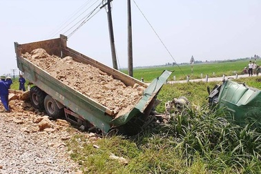 Tàu hỏa tông văng xe tải, tài xế tử vong, tàu trật bánh