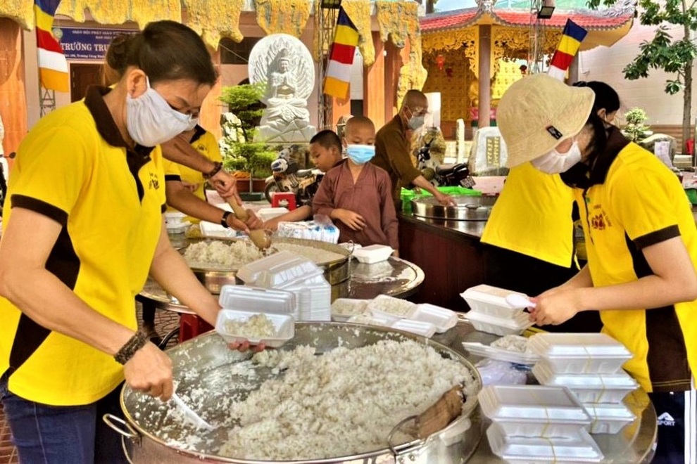 Tăng ni, phật tử nấu hàng ngàn suất cơm mỗi ngày cho người nghèo - 1 Tăng ni, phật tử nấu hàng ngàn suất cơm mỗi ngày cho người nghèo - 1