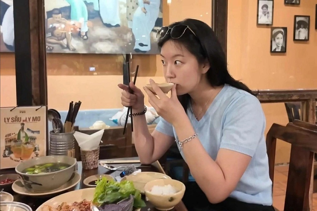 Du khách Hàn Quốc thử mắm tôm ở Việt Nam và thái độ gây bất ngờ - 2 Du khách Hàn Quốc thử mắm tôm ở Việt Nam và thái độ gây bất ngờ - 2